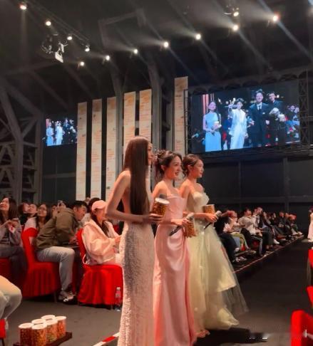 娜扎这身材和身高真的无人可比，大家觉得喃！ 