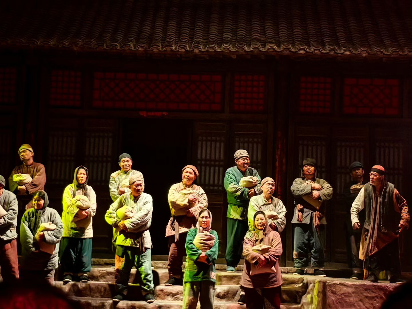 今天在 只有河南 剧场，看了一场《李家村》故事讲述1942年大饥荒，河南老人为了