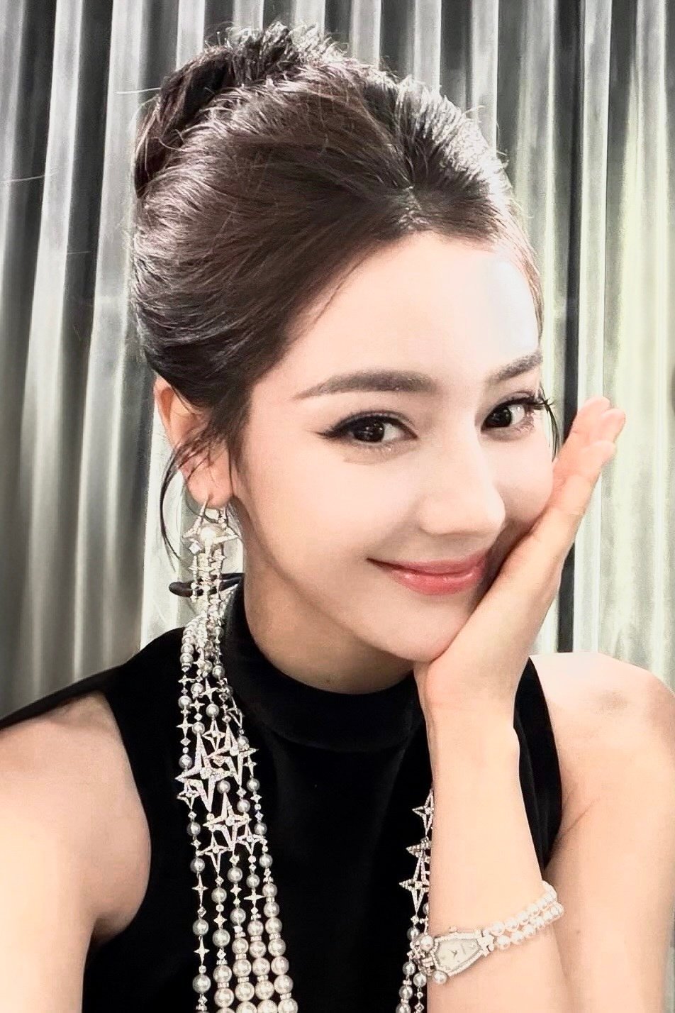 看得出她是公主👑💛迪丽热巴Bop全球品牌代言人|迪丽热巴给粉丝打招呼这段 d