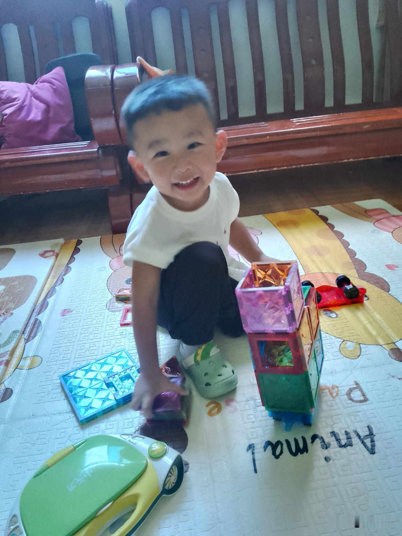 小孙暑假玩伴少，三大爱好不无聊！

暑假偌大的学校没有几家人，小孙的玩伴更是陡然