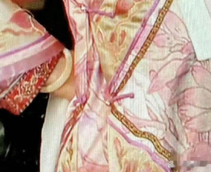 《甄嬛传》眉姐姐怀孕衣服扣子扣不上，内务府怎么都不给眉姐姐做新衣服呢 ​​​
