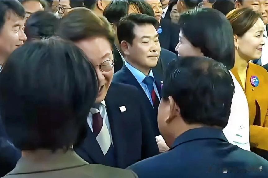 12月8日下午的最新消息，现在他来了，第四条：韩国总统府本月迁回青瓦台，“龙山时