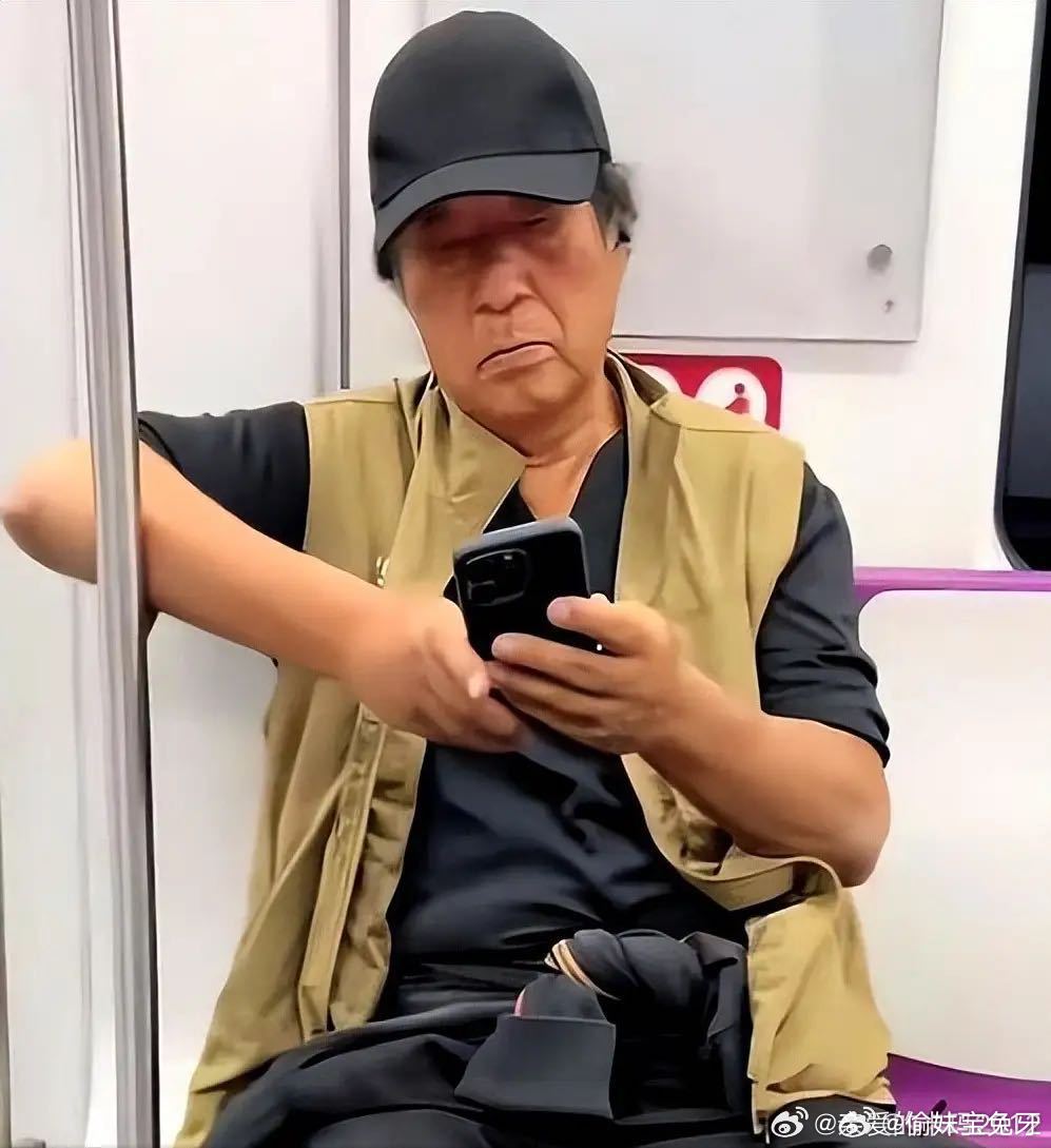 牛群裸捐全部财产牛群在事业巅峰期做出了一次彻底改变人生的选择。2000年，他放下