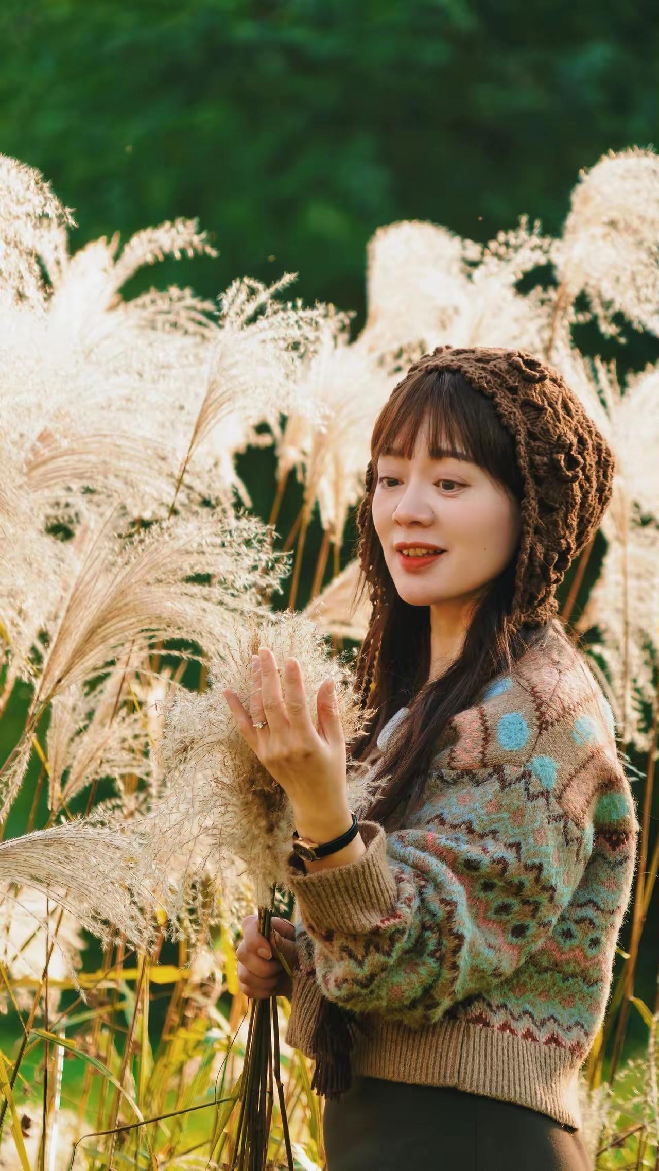 ​岁末覆寒，风卷走最后一丝余温
蒹葭在风里摇曳生姿
我们在烟火里奔忙
把温柔藏进