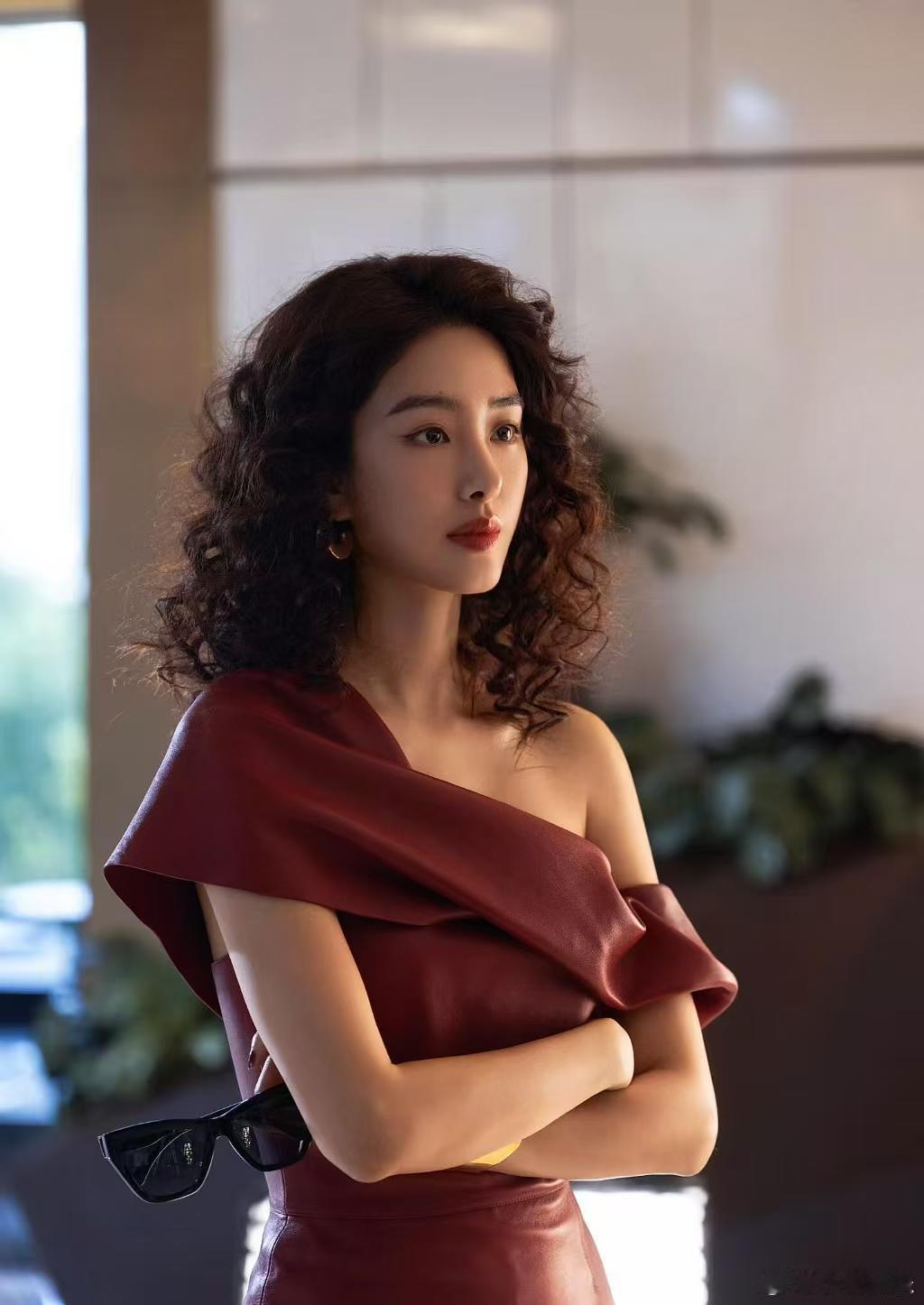 正牌男友当着前任求婚周媚真的太委屈了从一开始就被贝文祺拖着，给不了名分还要维持关