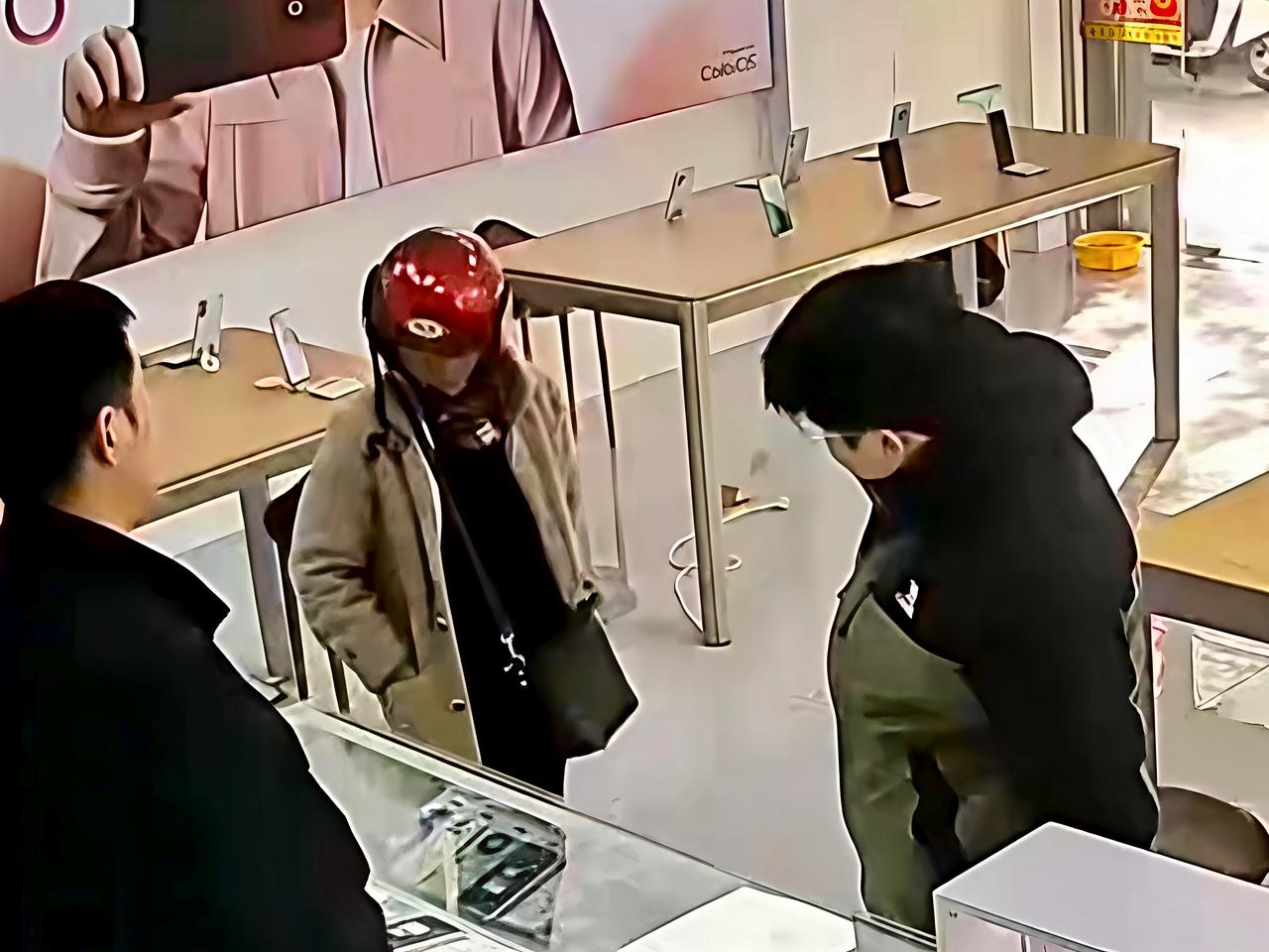 男孩嫌自己手机网速慢想买新的，妈妈没同意，可万万没想到，下一秒男孩重重的把手机摔