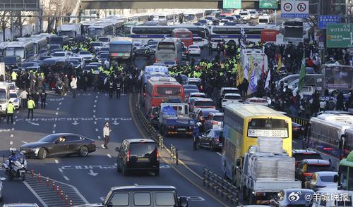 【#韩国警方爬梯突破防线进入总统官邸#】韩国警方15日上午使用梯子越过总统警卫处