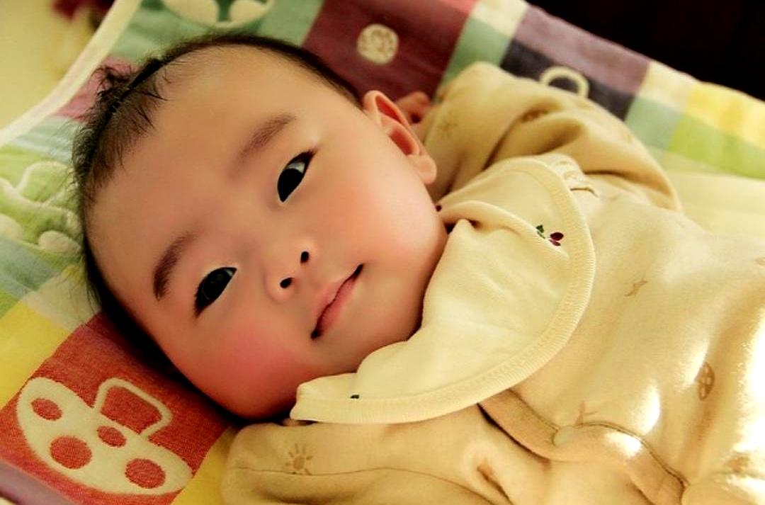 对门昨晚吵翻天：婆婆死活不带5个月孙子，就因为娃随了儿媳姓，满月那天就上了户口。
