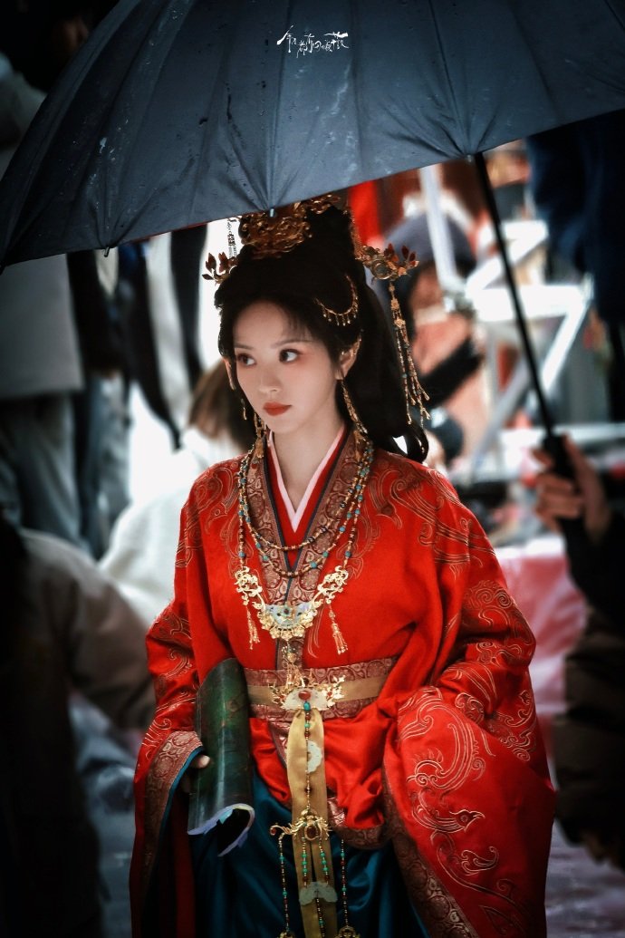 田曦薇嫁金钗红嫁衣造型 田曦薇嫁金钗红婚服金钗路透 田曦薇嫁金钗红嫁衣造型，田曦