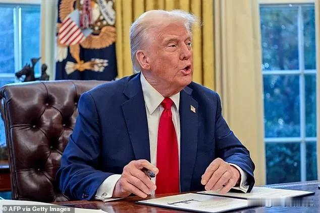 特朗普总统表示将在周六（2月1日）起对墨西哥和加拿大征收25%的关税。
他今天在