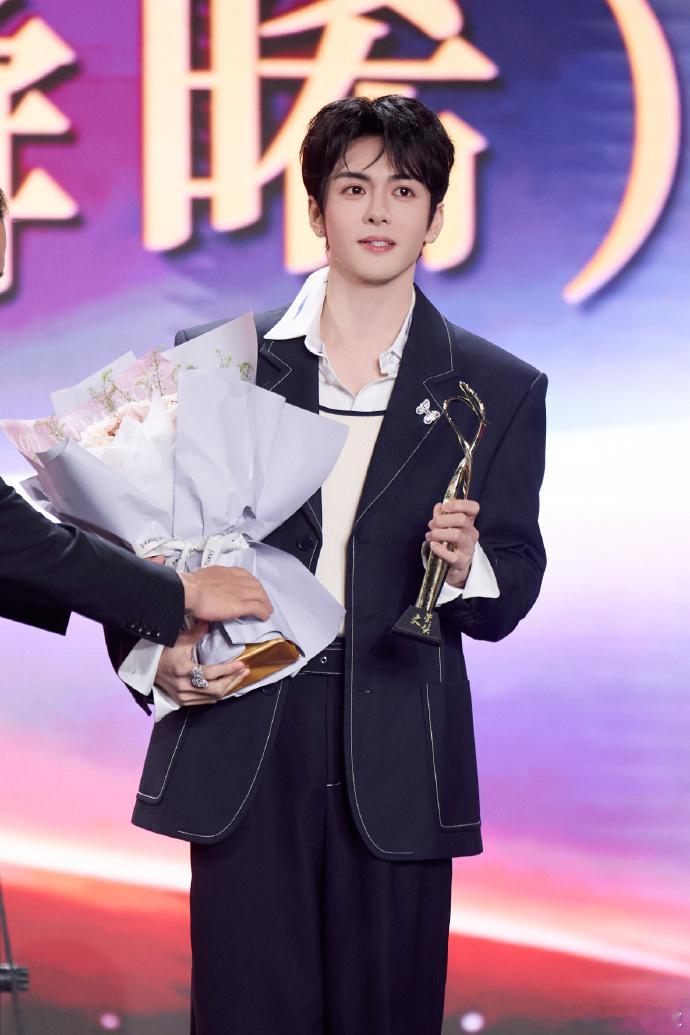 曾舜晞连续两天走红毯 精彩！精彩！曾舜晞连续两天走红毯，还可以继续走很多天嘛？曾