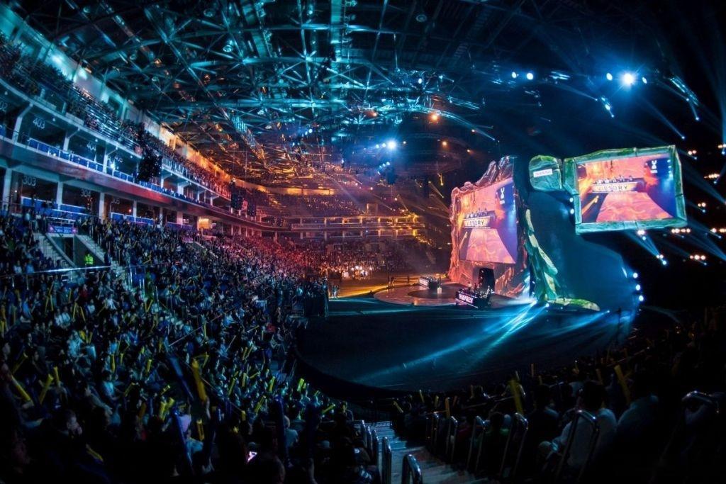 说起Dota2的版权价格，你们还记得震中杯吗，就舞台贼炫酷那个，我记得有一年听直