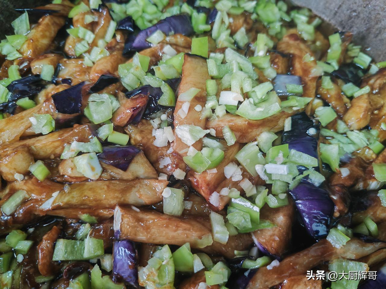 下饭的东北菜推荐，酱烧茄子，直接封神！
长茄子切成小手指粗细的条，六成热油下锅，
