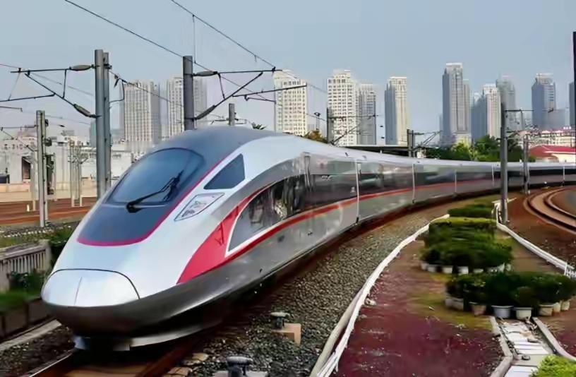 美国头部网红揣着偏见来中国，结果一趟行程直接破防，回国后怒喊：为啥我们美国啥都做