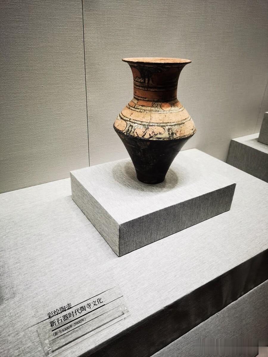 蟠龙在中国古代文化中的象征意义
陶寺文化中的蟠龙可能是祖先神帝升天的“坐骑”，象