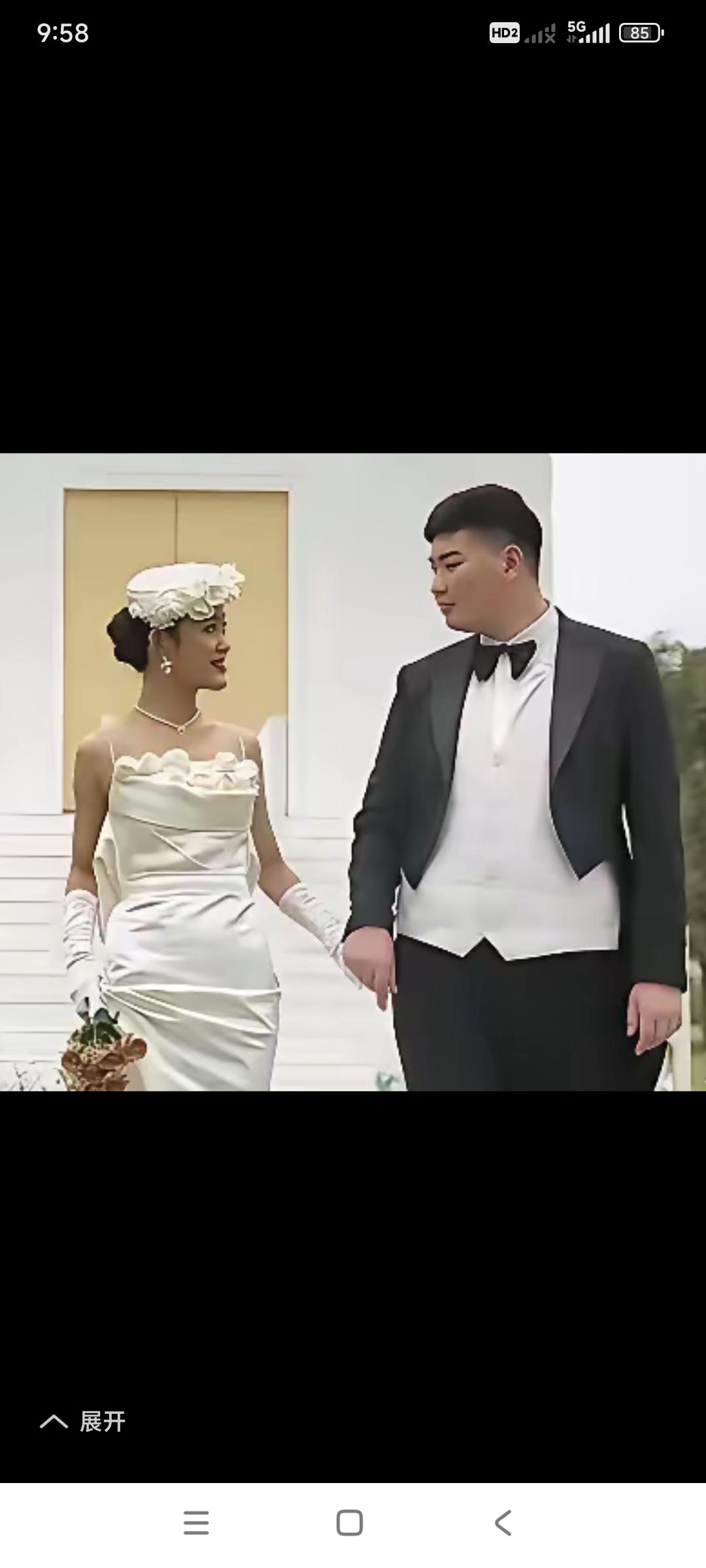 看朱小伟刚结婚时的身材，太胖了。

再看现在朱小伟抱儿子的身材，比原来小一圈儿。