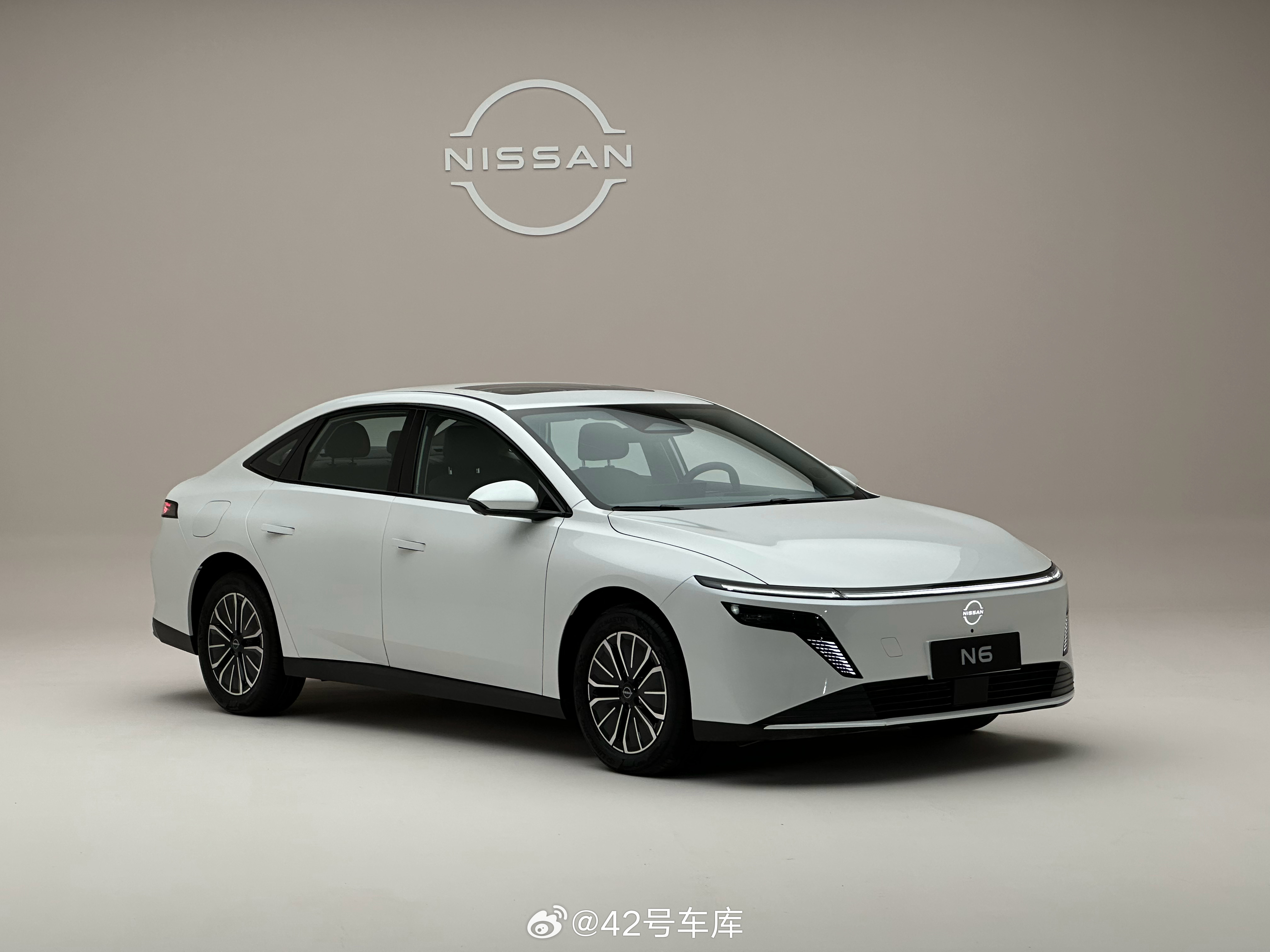 日产 N6 10 万级别，4.8 m 车长、2.8 m 轴距，这造型外观，还是插