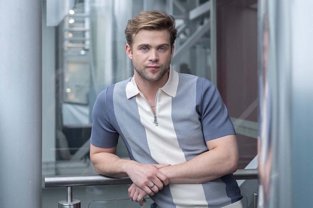 最近，曾出演《白莲花度假村》第二季度的英国男演员 Leo Woodall（利奥·