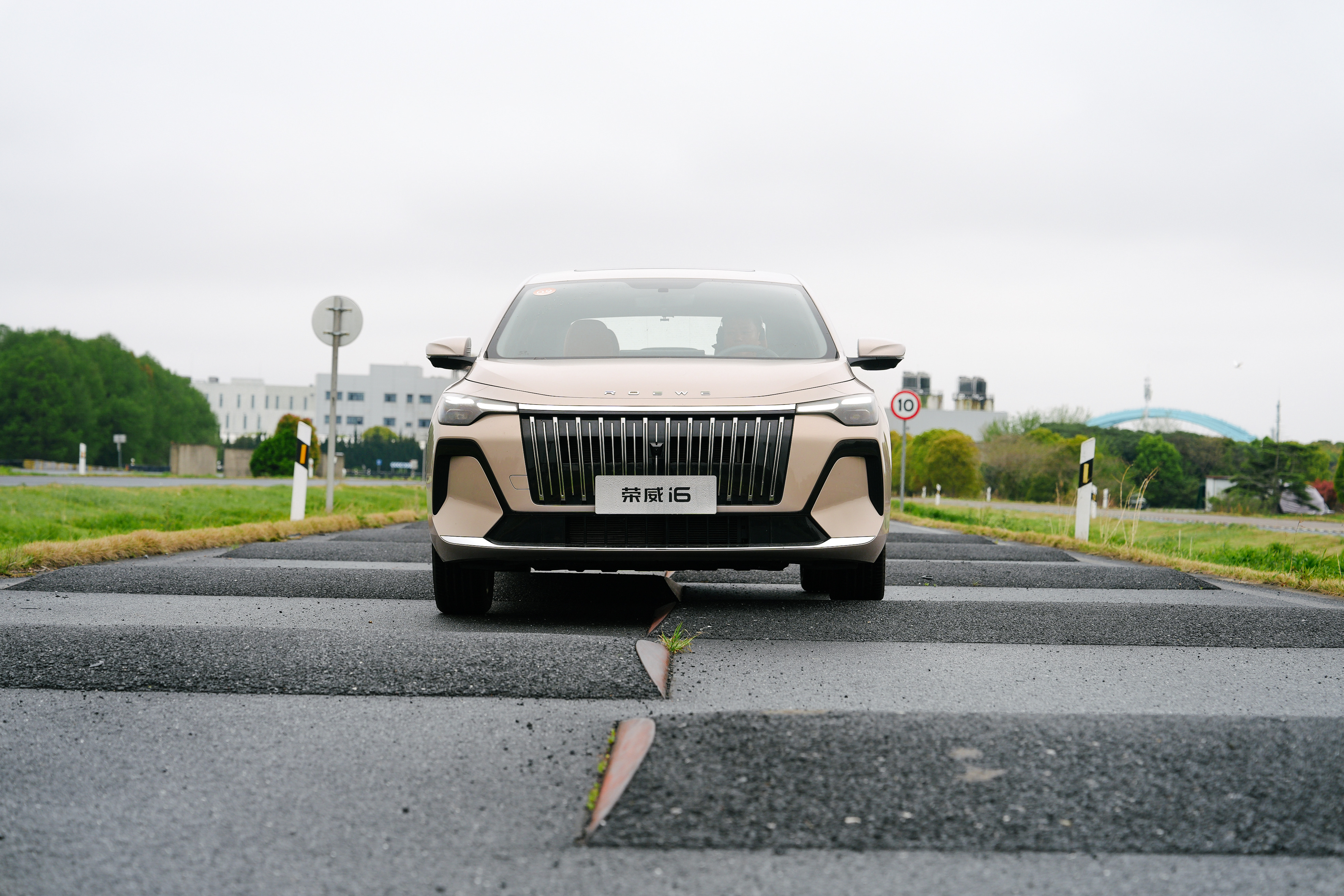 车圈已经癫成这样了荣威i6预售6万级6.59万起，给你配齐：前劳斯莱斯设计师操刀