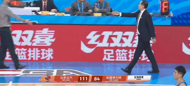 刘伟真的不适合再担任新疆男篮主教练了，从上个赛季就可以看出这一点，今晚新疆男篮再