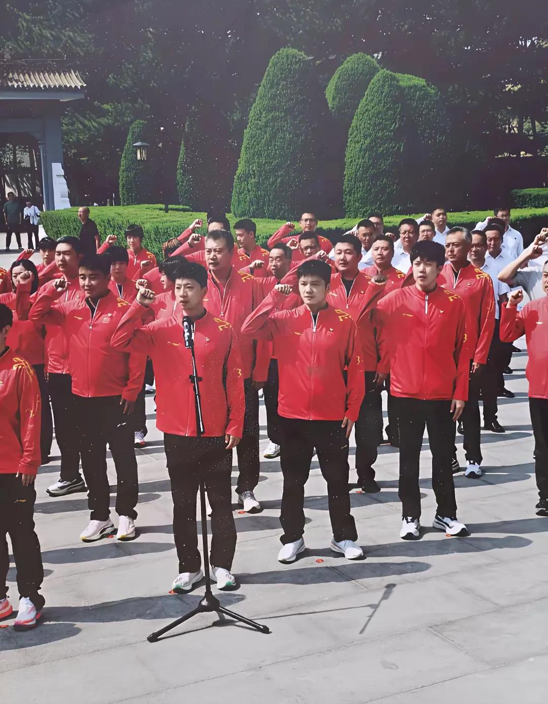 樊振东旁边是大头吗？看着好像也不怎么像呢？[what]