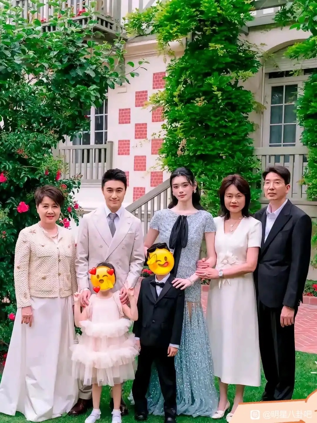 奚梦瑶这是中了基因彩票啊奚梦瑶和何猷君在法国补办婚礼，两方的长辈都到场，看了大合