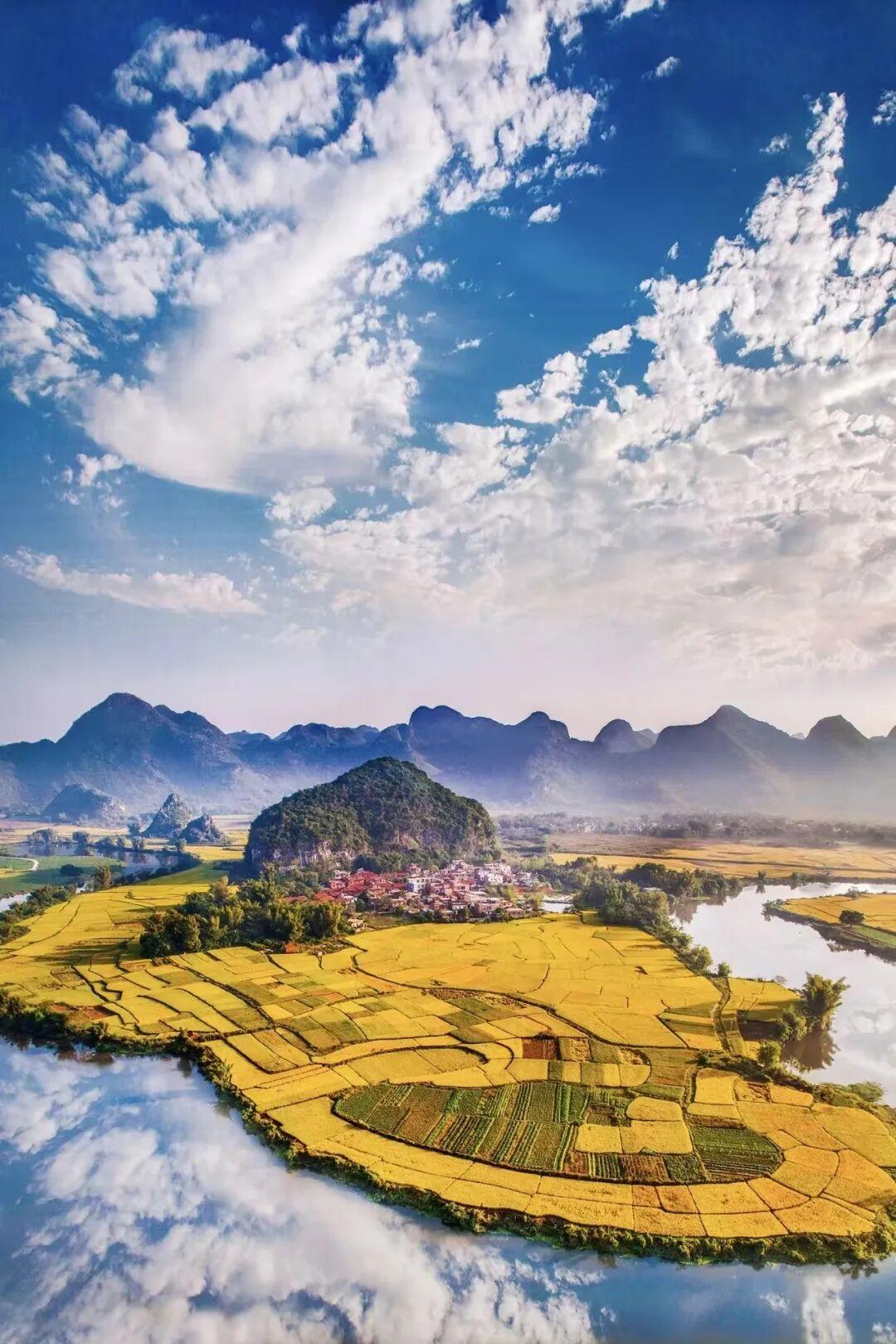 古风@回乡秋祭诗一首

深秋稻穗遍金色，
游子回乡祭祖中。
敬老重阳今又是，
传