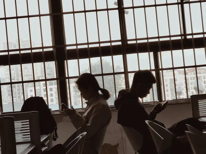 写感情经验类的头条文，关键是真实、扎心、有共鸣。我给你写一篇爆款风格的，你直接发