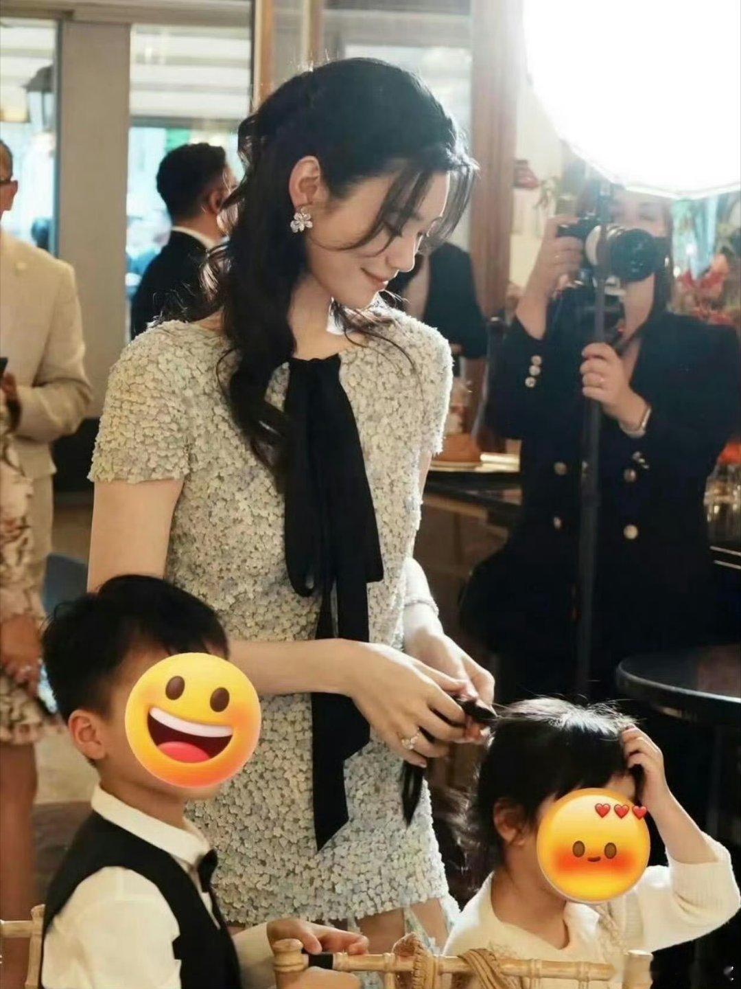 何猷君奚梦瑶儿女都这么大了真幸福何猷君与奚梦瑶的子女现已明显成长，两人育有一子一