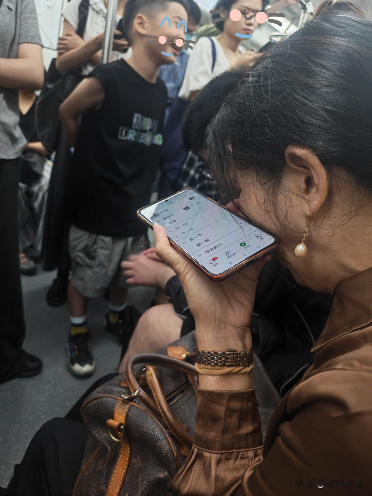 上午八九点钟上地铁，好不容易抢了一个座位。旁边一个中年妇女，从头到尾没有停止手机