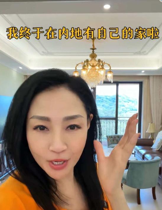 香港女星杨玉梅十分激动的说：“我终于在内地买房了！280平，四室一厅，只花了20