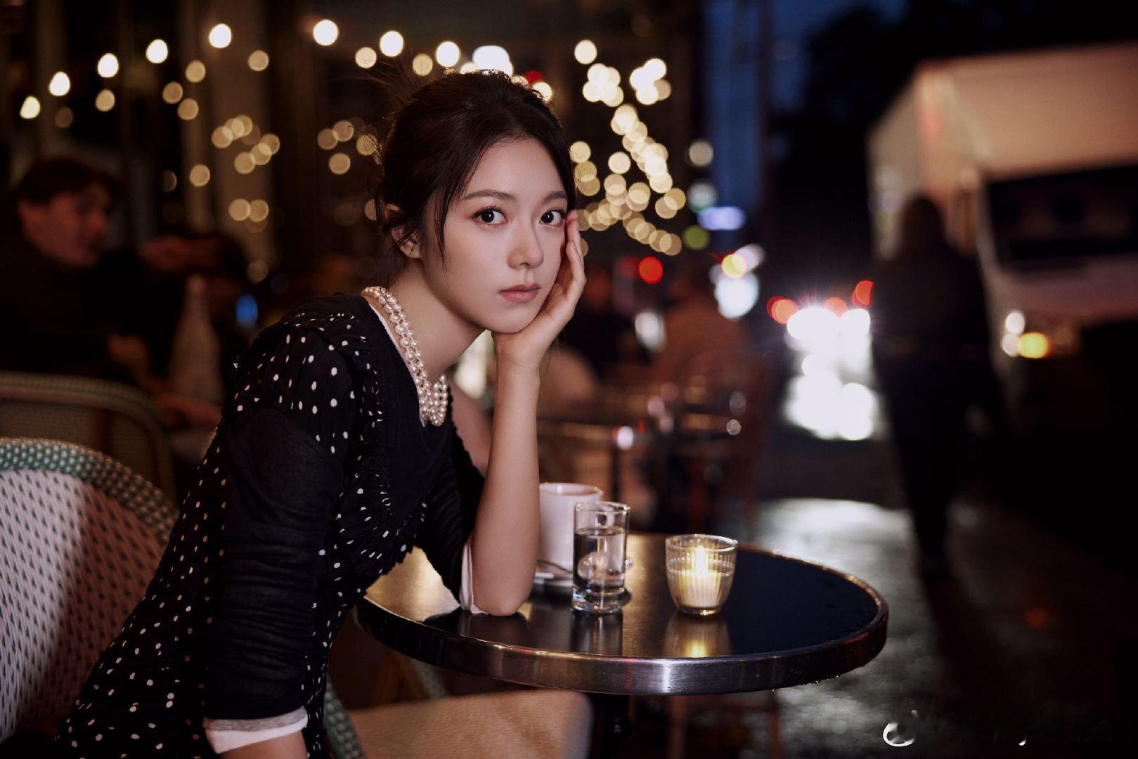 #赵今麦法式优雅波点裙# 赵今麦巴黎街头夜景大片来啦！麦麦的眼睛在灯光下更迷人了