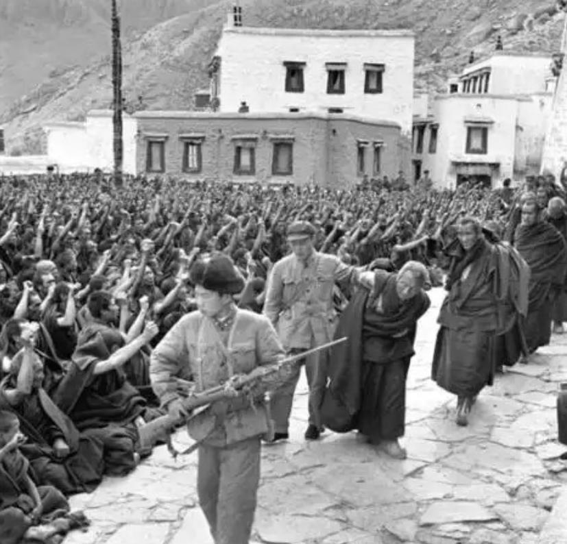 1959年，西藏叛军主动向解放军发起了进攻，毛主席做出重要指示：“人民解放军一概