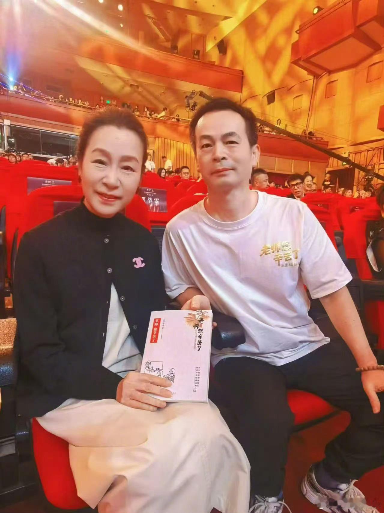 女儿圆父亲电影梦女儿把父亲三十年的讲台岁月搬上银幕，《老师您辛苦了》定档9月7日