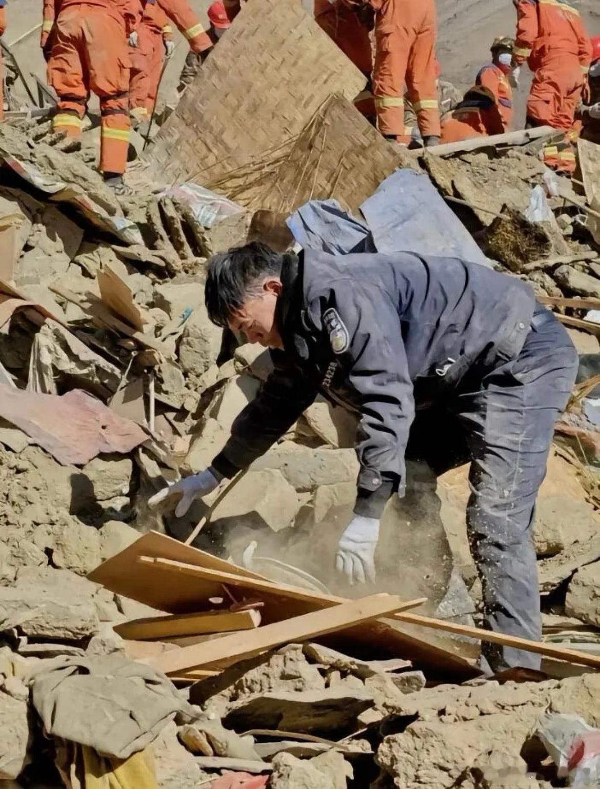西藏7级地震西藏地震看到揪心的一面救援一刻也不敢停，想起一个画面，辅警伦珠在地震