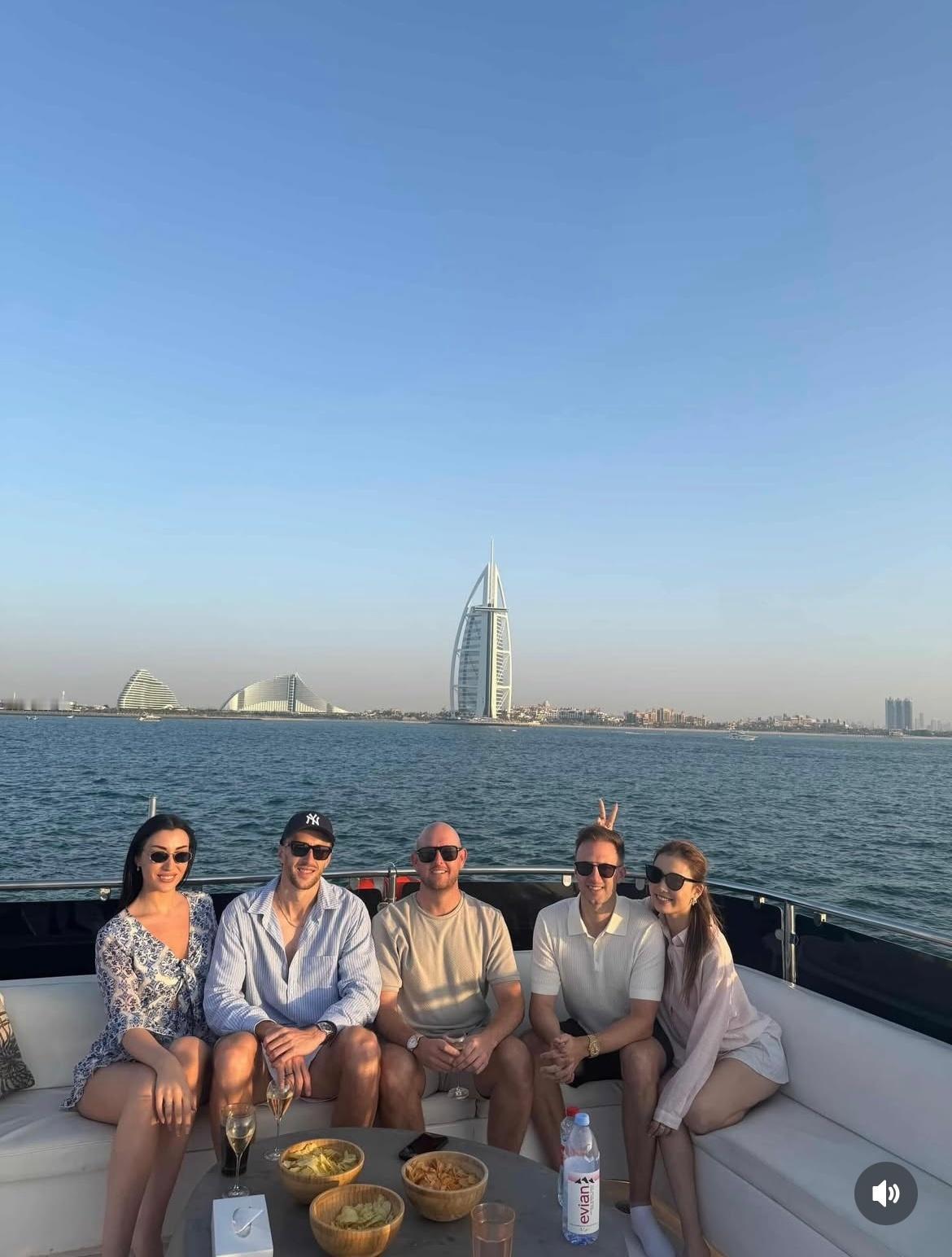 罕见！特鲁姆普竟然和女友马晓晴公布合影了。
小特不发这些，马小姐也不发两人合影，