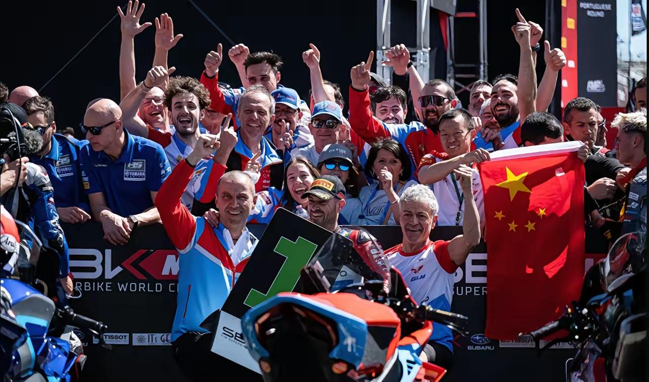 张雪机车在葡萄牙两连冠，中国品牌首次站上世界顶级摩托车赛事的最高领奖台。台湾网友