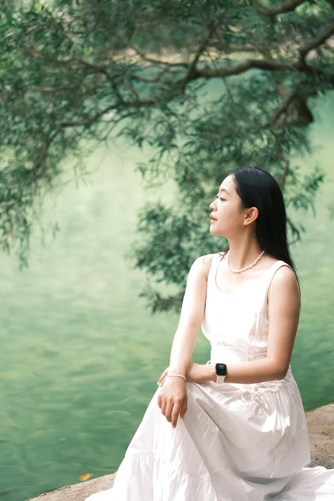 湖水边，抓拍一张小姐姐湖边氛围感拍照 在公园拍出氛围感照片 白裙子的夏天 松弛感