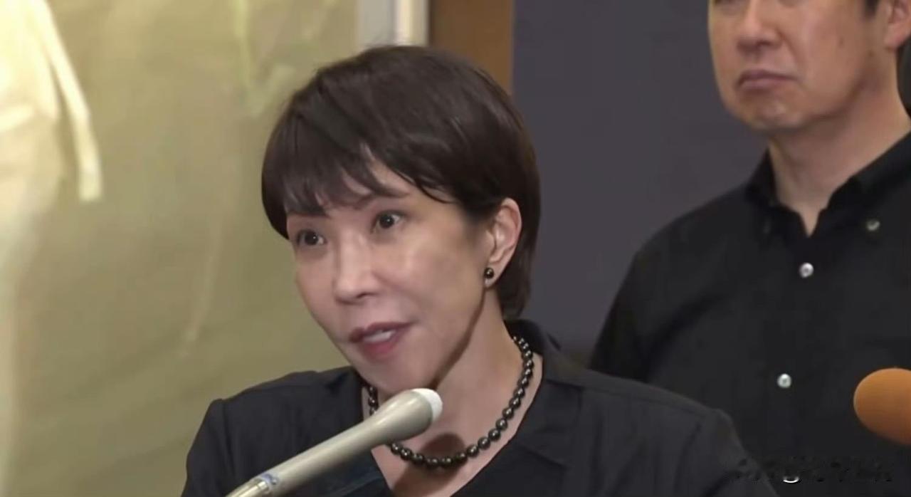 【冲绳民众现场高喊 “滚回去”   高市面对质问直言没听清】

当地时间6月23
