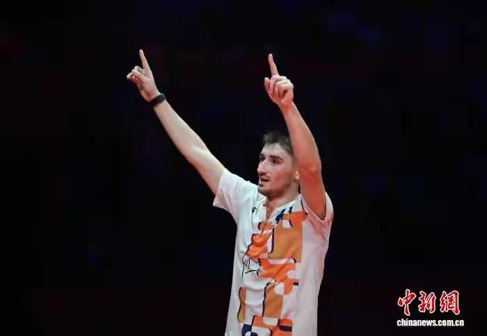 小波波夫在全英的男单和男双都打进了8强，先是男单横扫骆健佑，然后在大约6小时后和