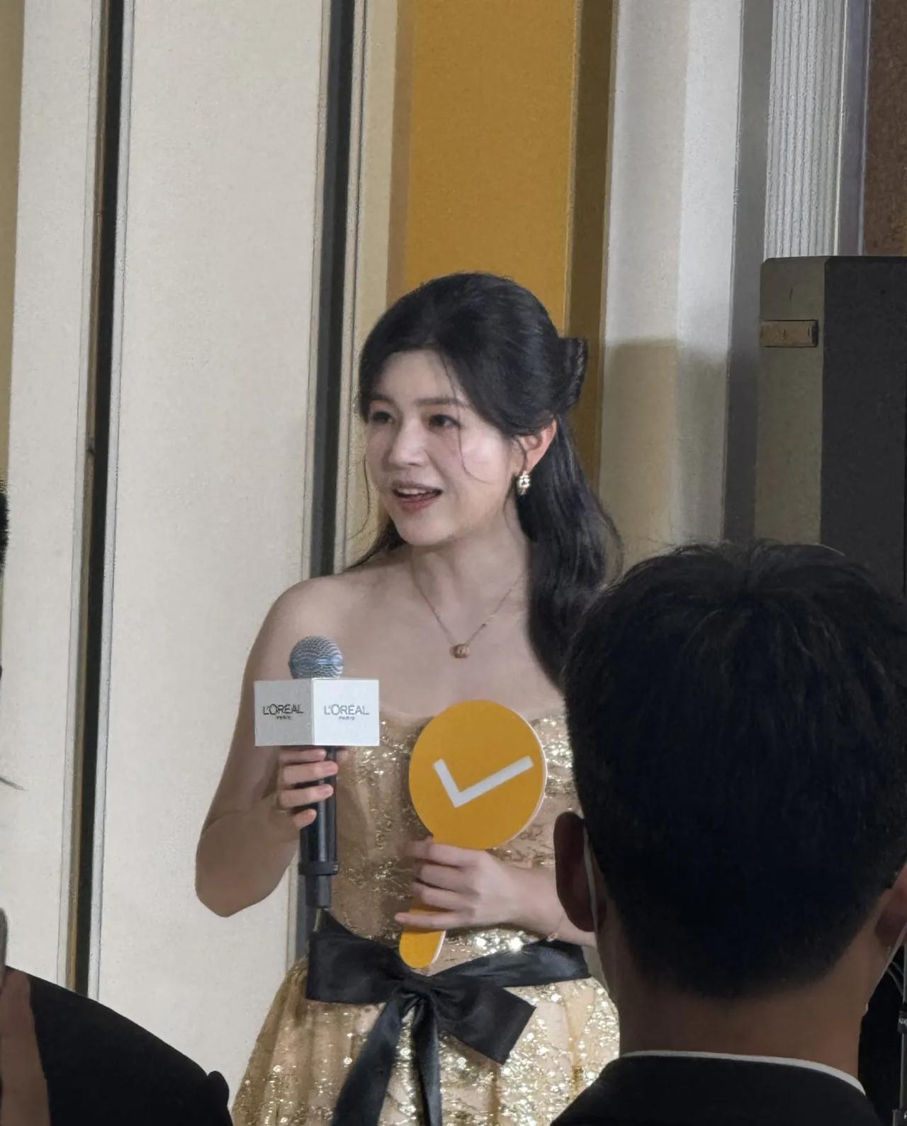 陈妍希天津大悦城参加线下活动，
金色抹胸连衣裙，
腰系黑色蝴蝶结，
发髻半挽，