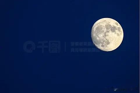 月到中秋分外明。檐角挑起红灯笼，桂香混着月饼甜，一家人围坐庭院，看银盘挂上中天，