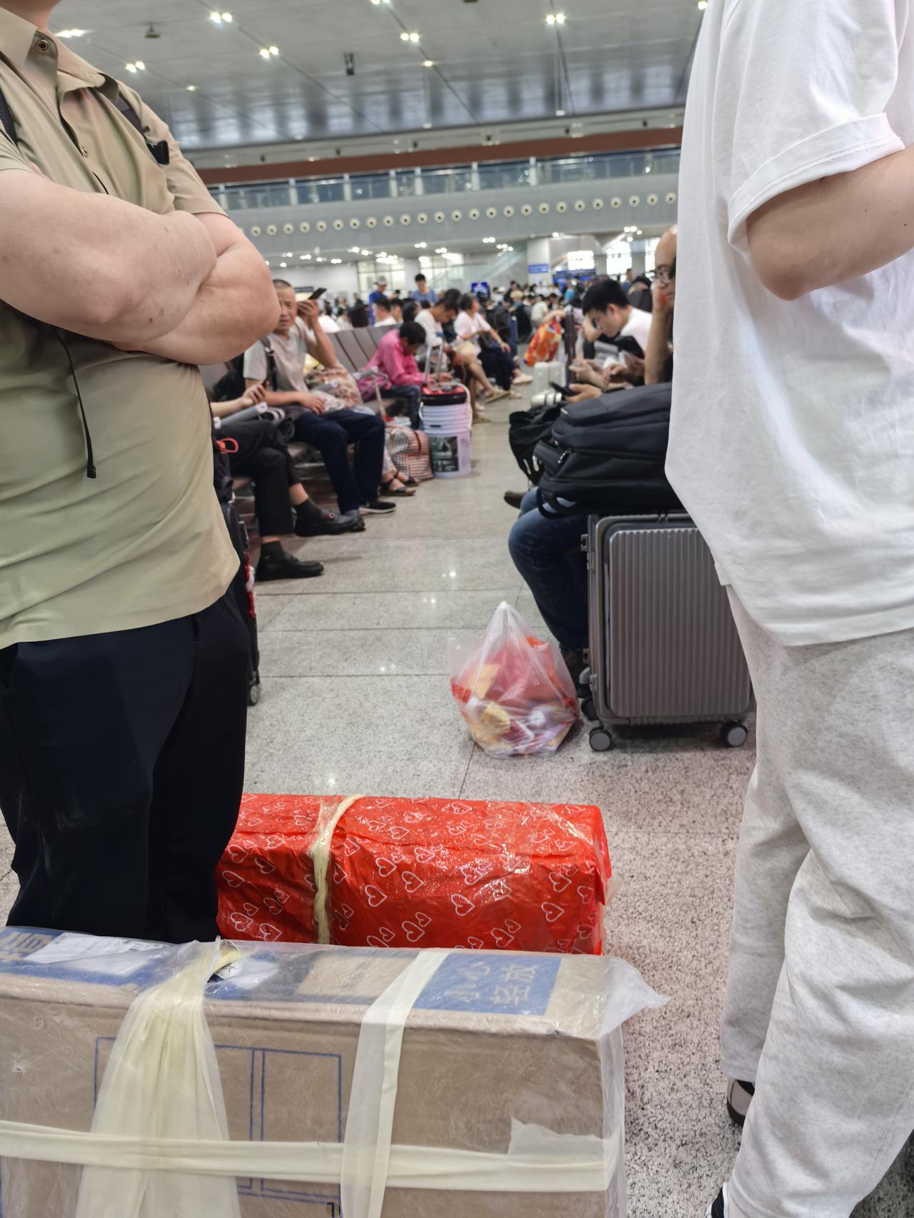 你们说，这次我要不要给我妈热水喝，每次陪她出远门，从来不带水。都是跟我要热水喝，