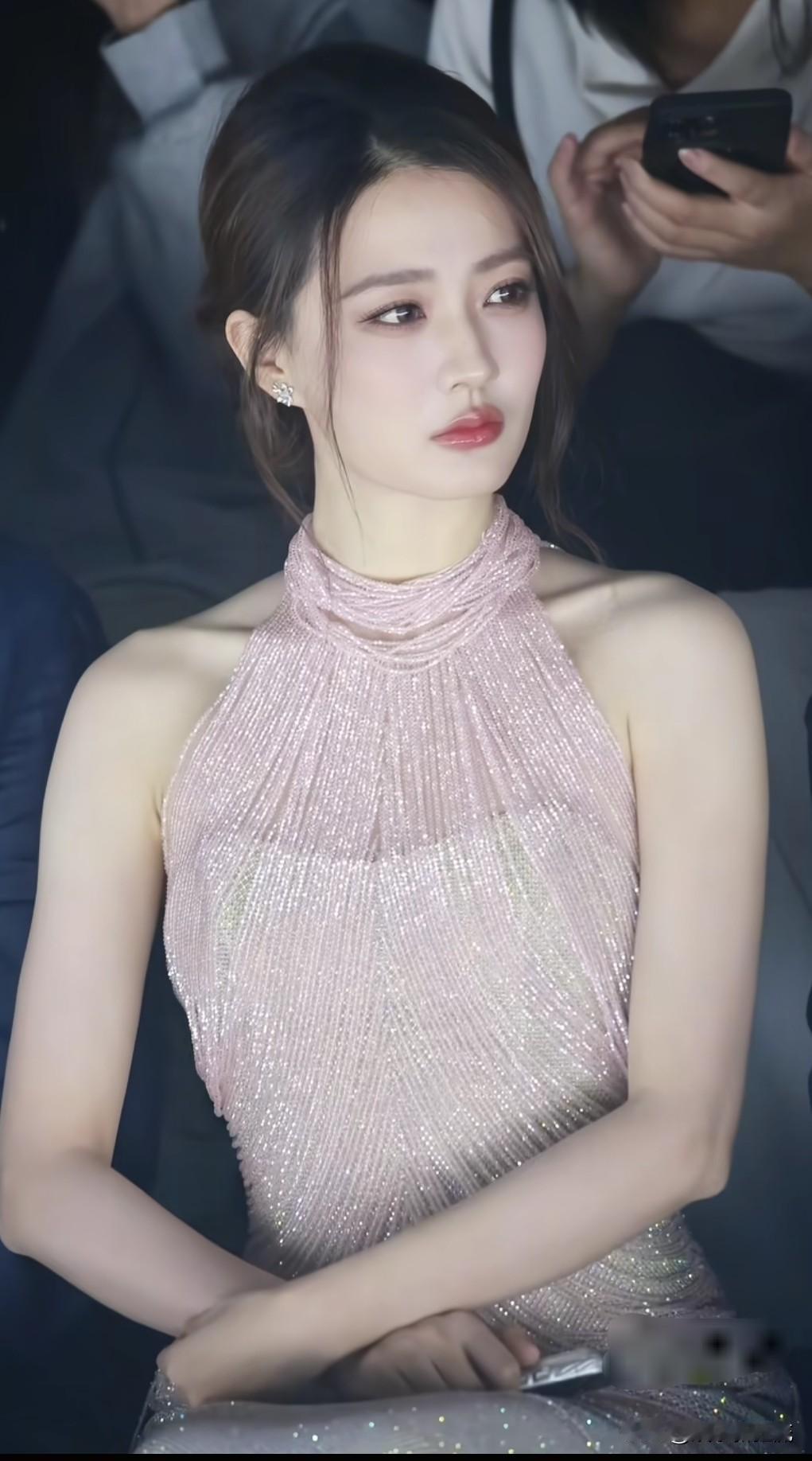 纯欲系女神徐璐，眼睛永远水汪汪的，清澈透明，五官立体感强，给人感觉脸上很自然，没