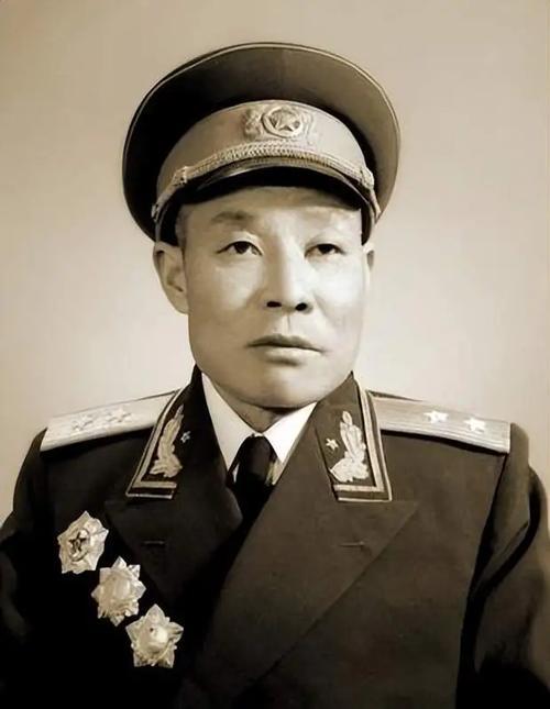 1934年，他被红军开除，领导塞给他几块大洋让他回家，他却用5个人2条枪，拉起一