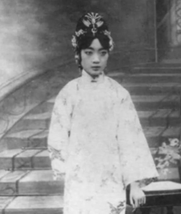 1922年溥仪大婚，16岁的婉容成为末代皇后，同年孙耀庭被调去伺候她，不到三年的