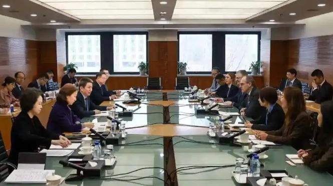 3月23日，中国国际贸易谈判代表李成钢跟美国拉夫劳伦公司CEO陆柏达举行了一场面