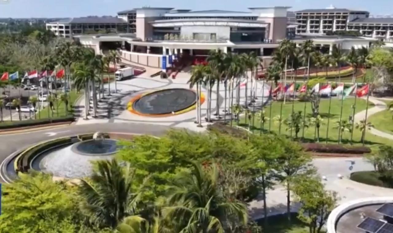 博鳌亚洲论坛2026年年会即将启幕，主会场已准备就绪。碧海椰林环绕，各国旗帜迎风