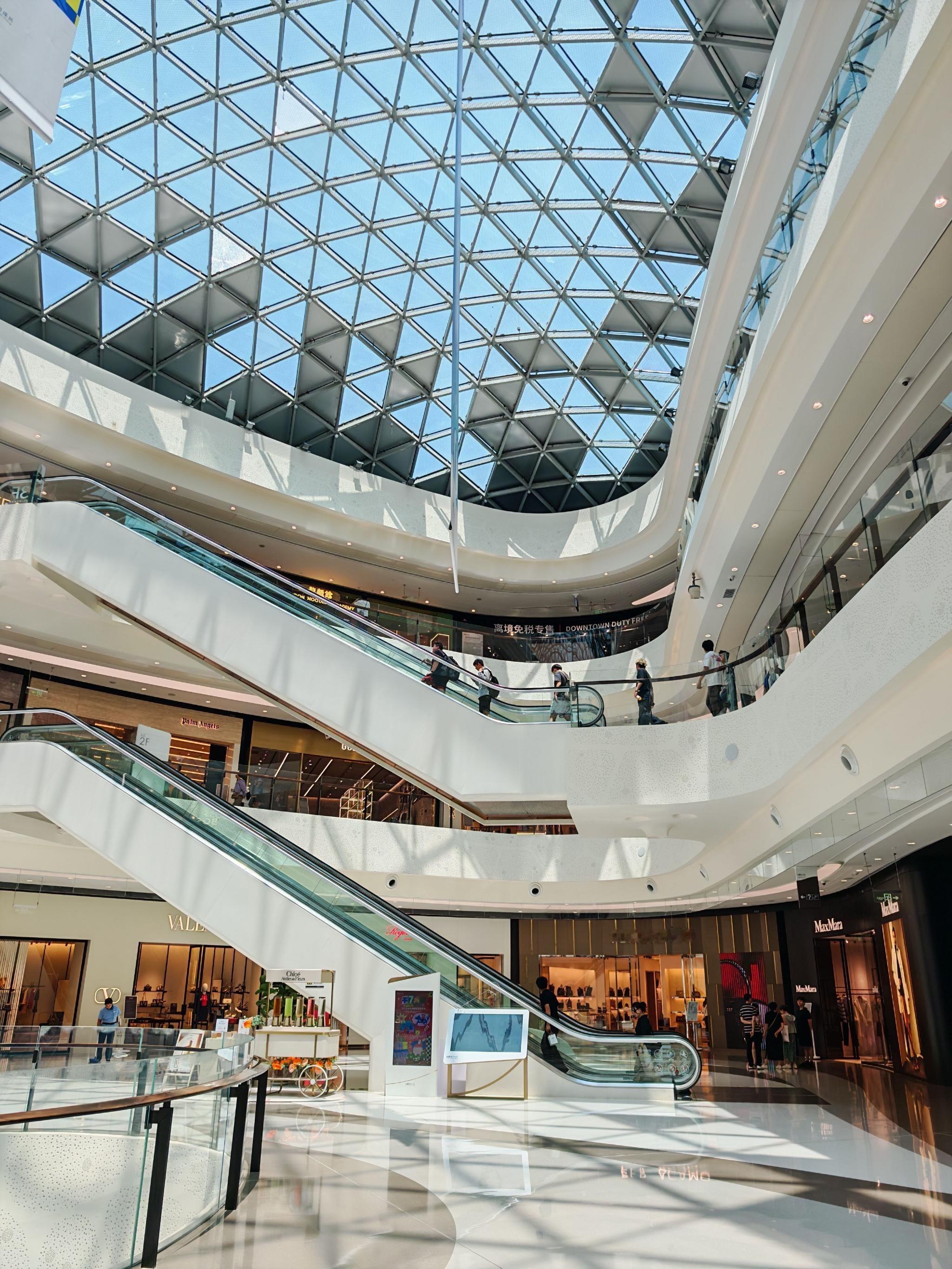 30℃抢羽绒服：海南免税消费热的冷思考在三亚近30℃的高温里，加拿大鹅羽绒服以6