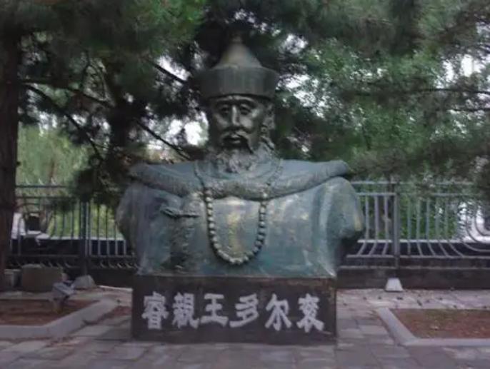 一夜之间，北京普渡寺，清朝摄政王多尔衮雕像被拆除到底是什么原因？在北京普度寺前有